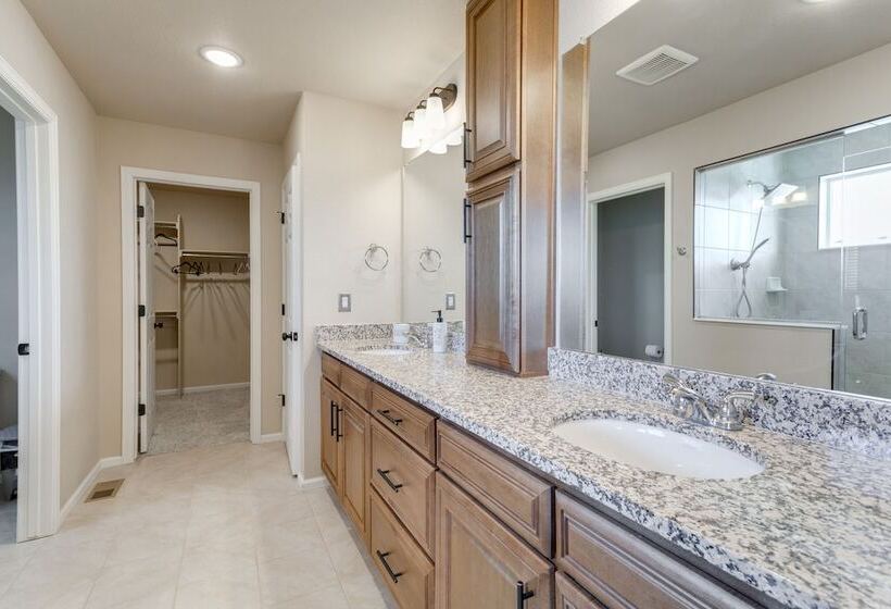 17 Mi To Downtown Denver: Modern Aurora Home!