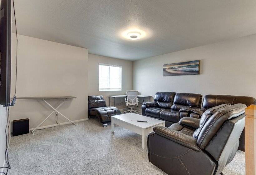 17 Mi To Downtown Denver: Modern Aurora Home!