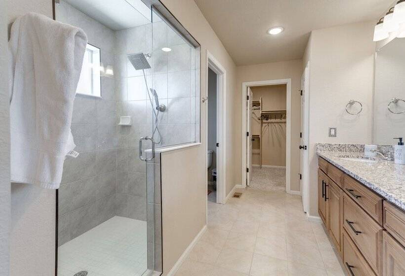 17 Mi To Downtown Denver: Modern Aurora Home!