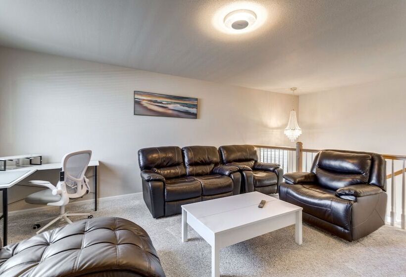 17 Mi To Downtown Denver: Modern Aurora Home!