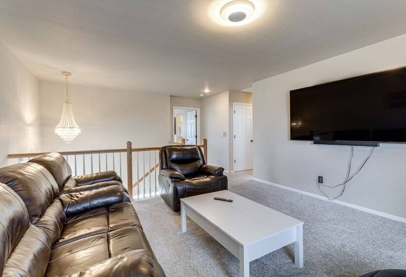 17 Mi To Downtown Denver: Modern Aurora Home!