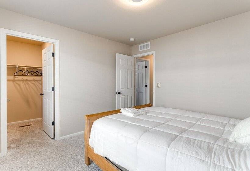 17 Mi To Downtown Denver: Modern Aurora Home!