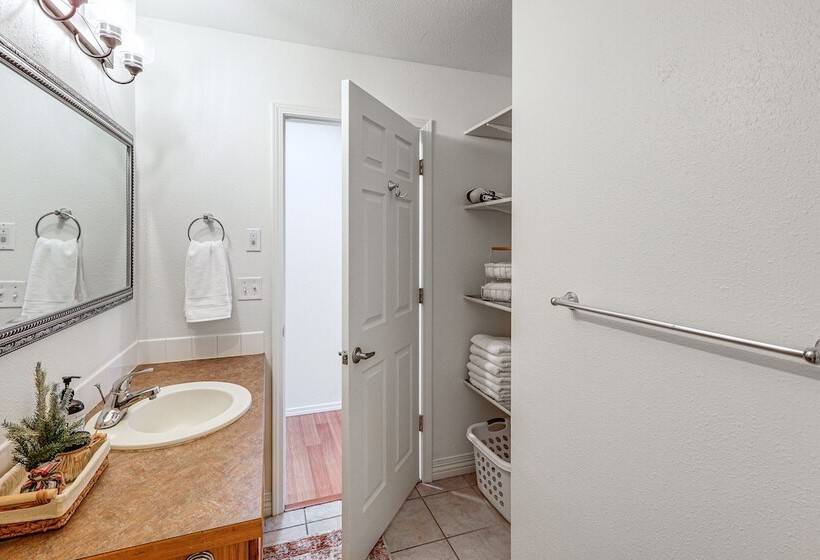 Modern Fairbanks Retreat: 11 Mi To Downtown!