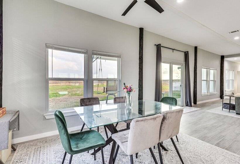 Modern Farmhouse In Del Valle: Rural Setting!