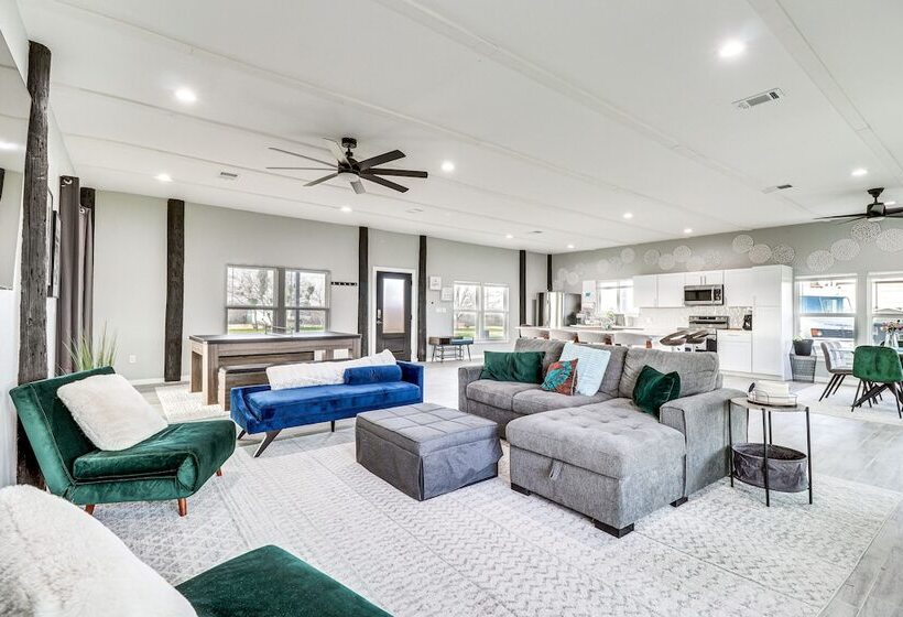 Modern Farmhouse In Del Valle: Rural Setting!