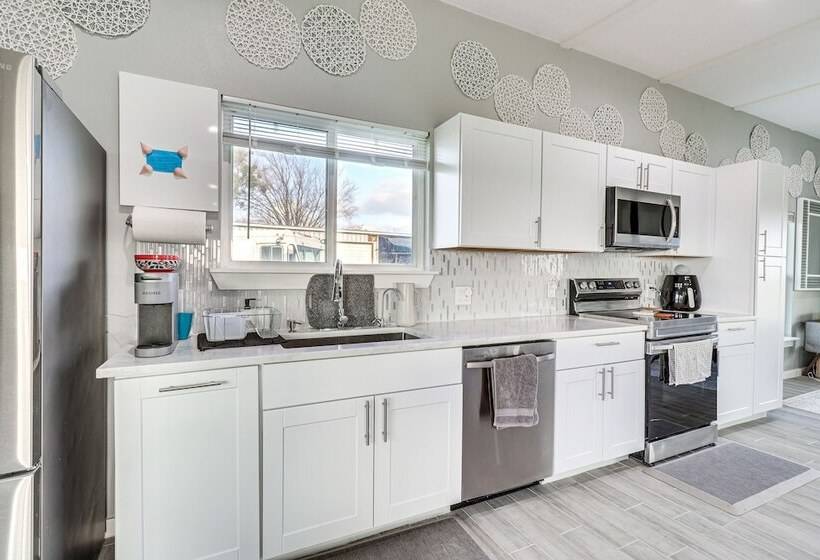 Modern Farmhouse In Del Valle: Rural Setting!