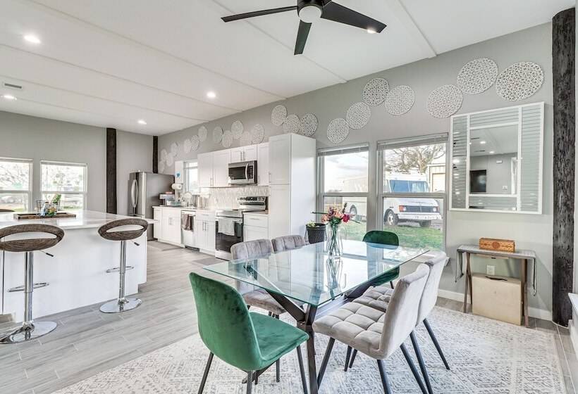 Modern Farmhouse In Del Valle: Rural Setting!