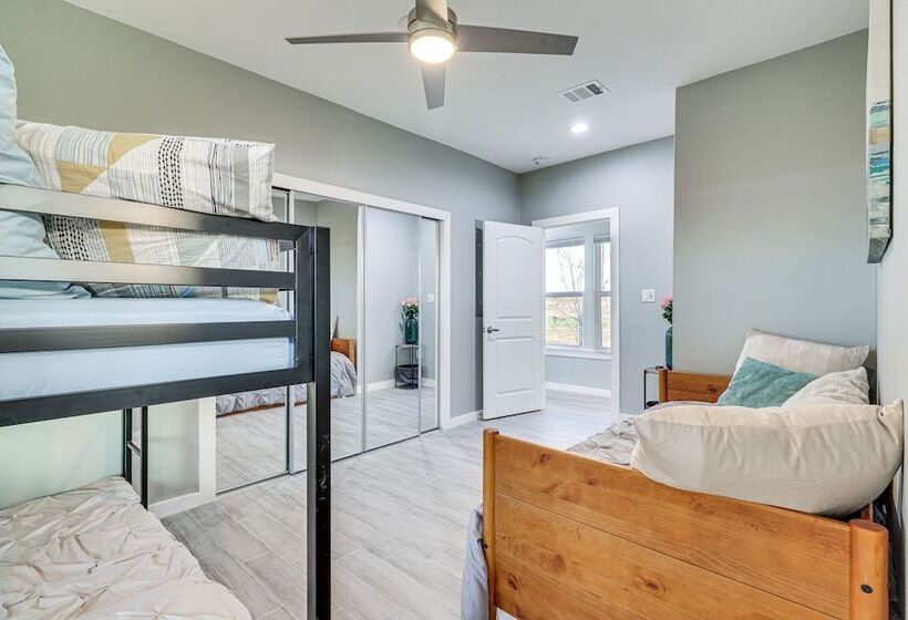 Modern Farmhouse In Del Valle: Rural Setting!