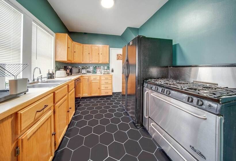 Modern Garfield Heights Home: 13 Mi To Cleveland!