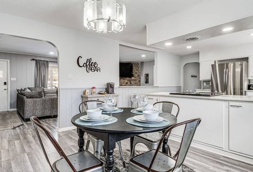 Modern Home ~ 6 Mi To Downtown Indy: Pets Welcome!