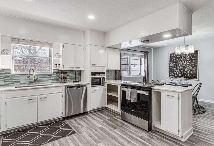 Modern Home ~ 6 Mi To Downtown Indy: Pets Welcome!