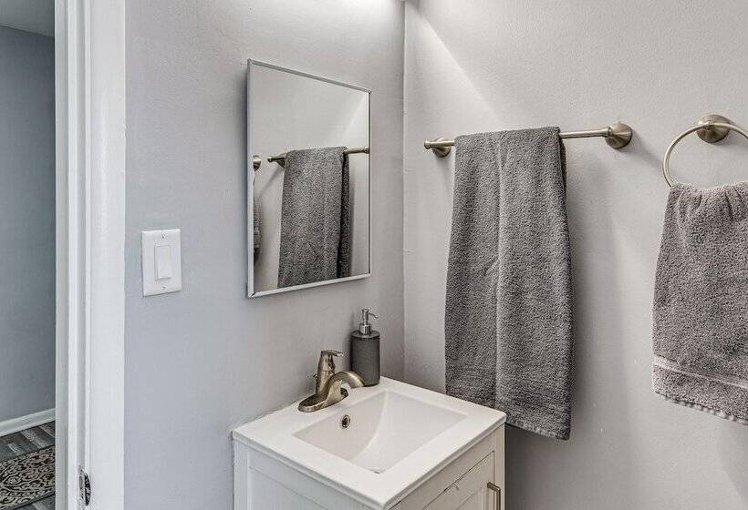 Modern Home ~ 6 Mi To Downtown Indy: Pets Welcome!