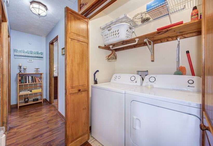 Peaceful 2br In Mountains W/ Private Hot Tub!