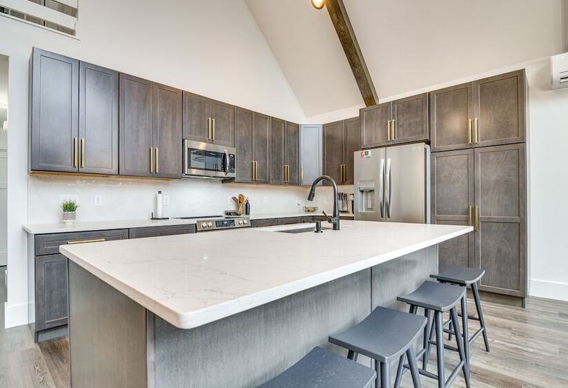 Mountain View Bethel Cabin: Game Room & Deck