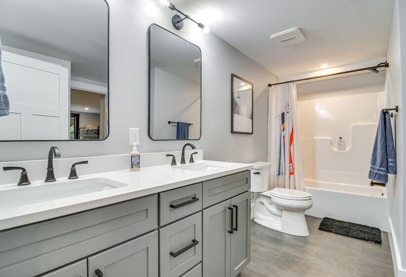 Mountain View Bethel Cabin: Game Room & Deck