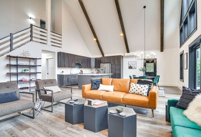 Mountain View Bethel Cabin: Game Room & Deck