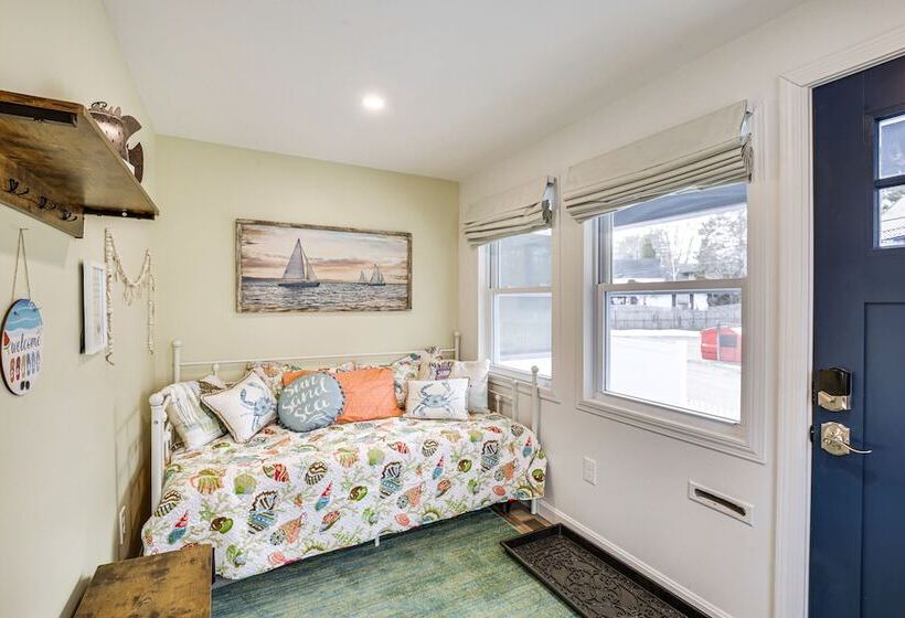 Old Orchard Beach Home: Steps To Beach & Pier!