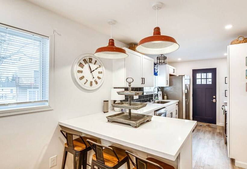 Old Orchard Beach Home: Steps To Beach & Pier!