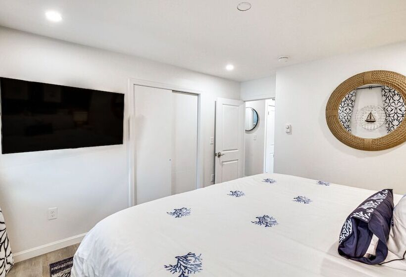 Old Orchard Beach Home: Steps To Beach & Pier!