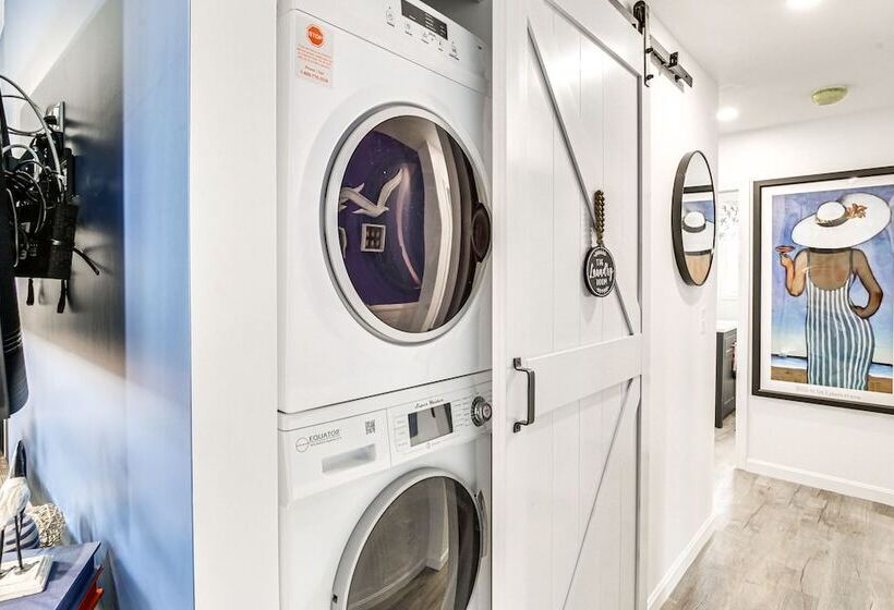 Old Orchard Beach Home: Steps To Beach & Pier!