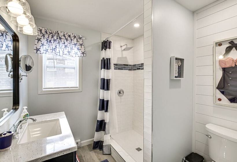 Old Orchard Beach Home: Steps To Beach & Pier!