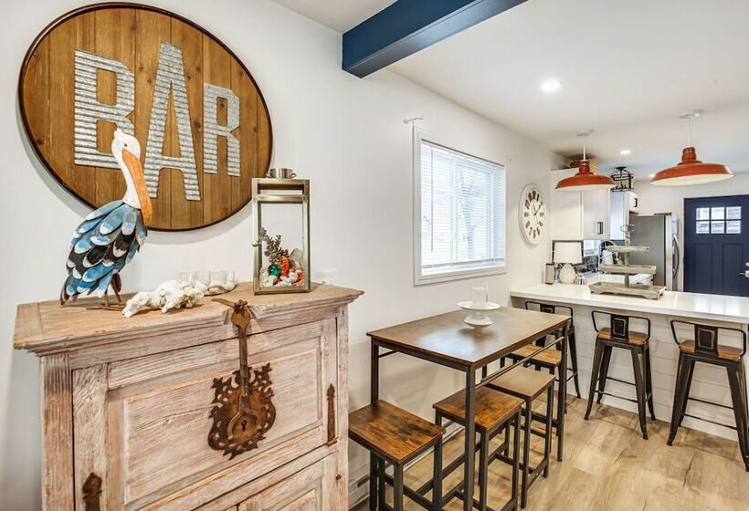 Old Orchard Beach Home: Steps To Beach & Pier!