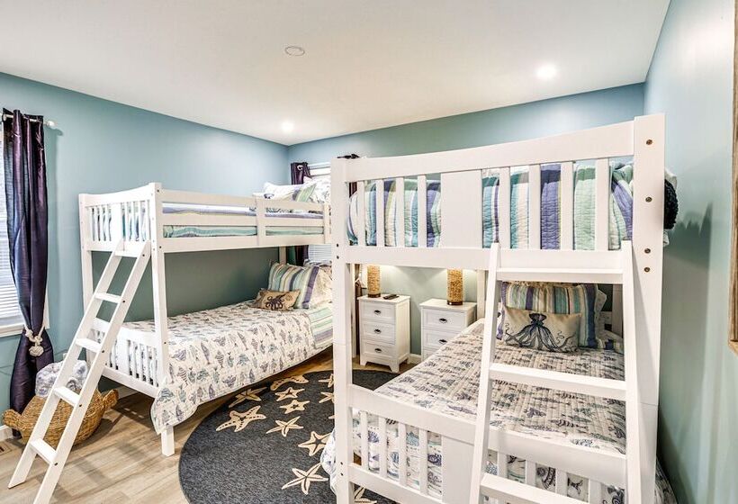 Old Orchard Beach Home: Steps To Beach & Pier!