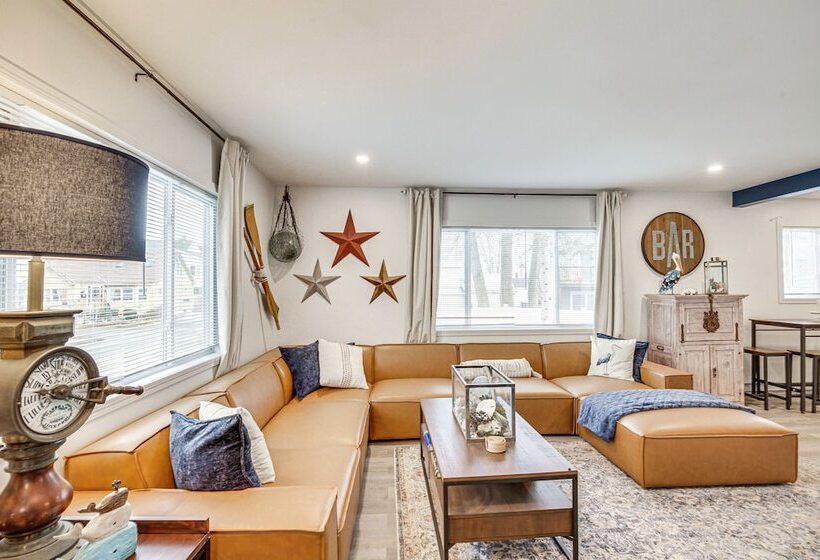 Old Orchard Beach Home: Steps To Beach & Pier!