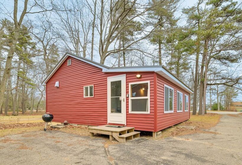 Oscoda Cabin W/ Charcoal Grill: Walk To Lake Huron