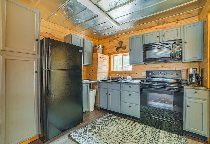 Oscoda Cabin W/ Charcoal Grill: Walk To Lake Huron