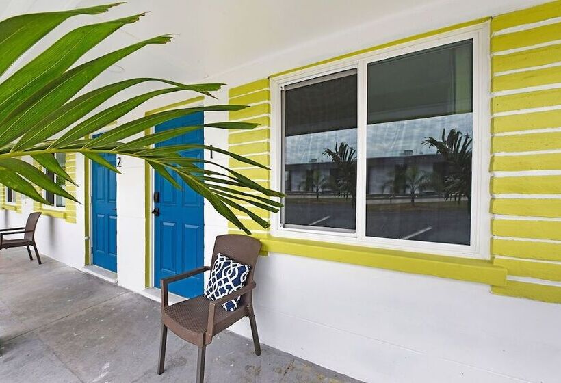 Palm Cove Motel