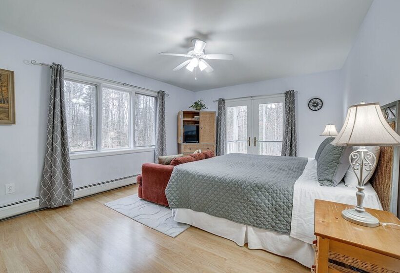 Peaceful Cavendish Retreat W/ Hot Tub & Fireplace!