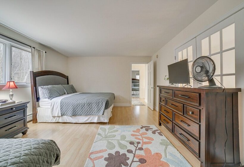 Peaceful Cavendish Retreat W/ Hot Tub & Fireplace!