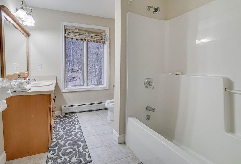 Peaceful Cavendish Retreat W/ Hot Tub & Fireplace!