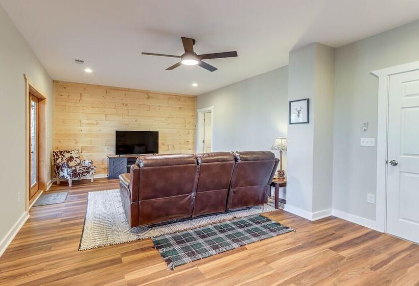 Peaceful Ellijay Cabin: Pool Access & Resort Perks