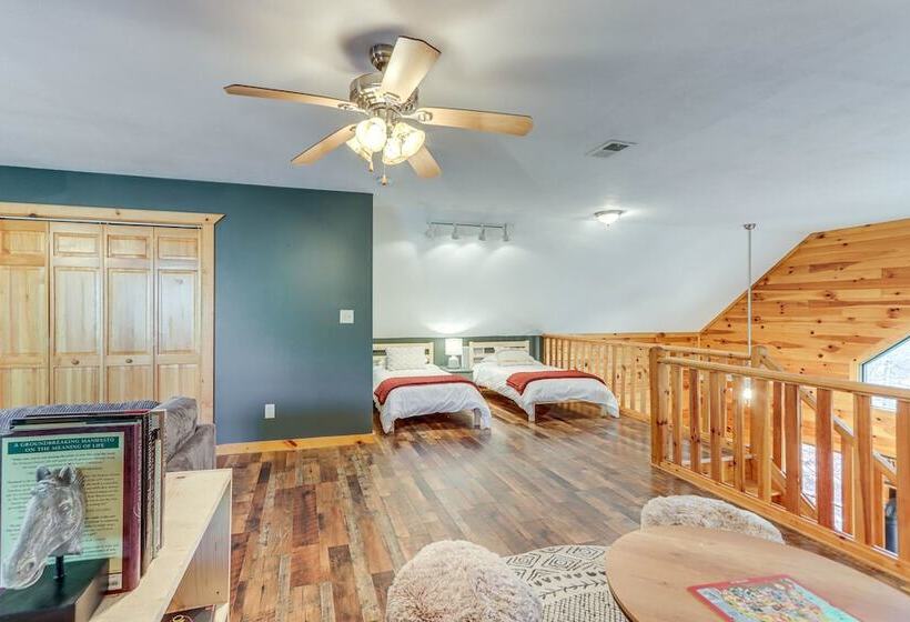Peaceful Ellijay Cabin: Pool Access & Resort Perks