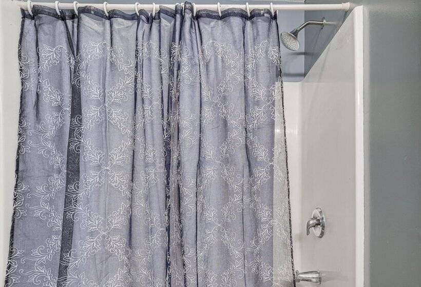 Pennsylvania Home W/ Hot Tub: 7 Mi To Kalahari!