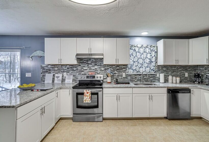 Pennsylvania Home W/ Hot Tub: 7 Mi To Kalahari!