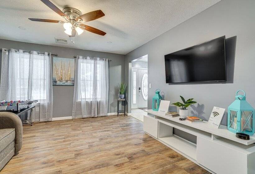 Pennsylvania Home W/ Hot Tub: 7 Mi To Kalahari!