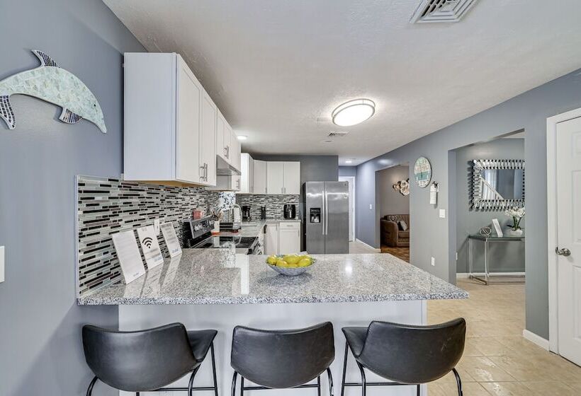 Pennsylvania Home W/ Hot Tub: 7 Mi To Kalahari!