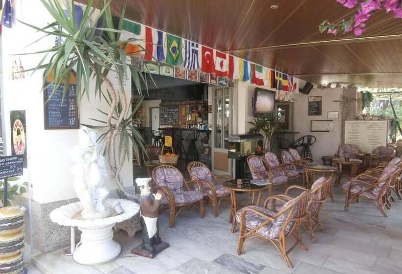 بنسيون Harry's Bar & Apartments