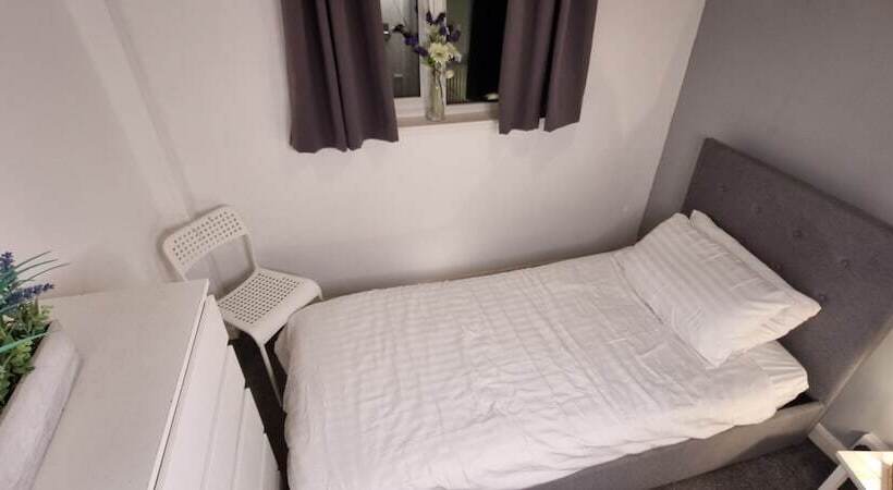 פנסיון Large House With Garden In Maidstone