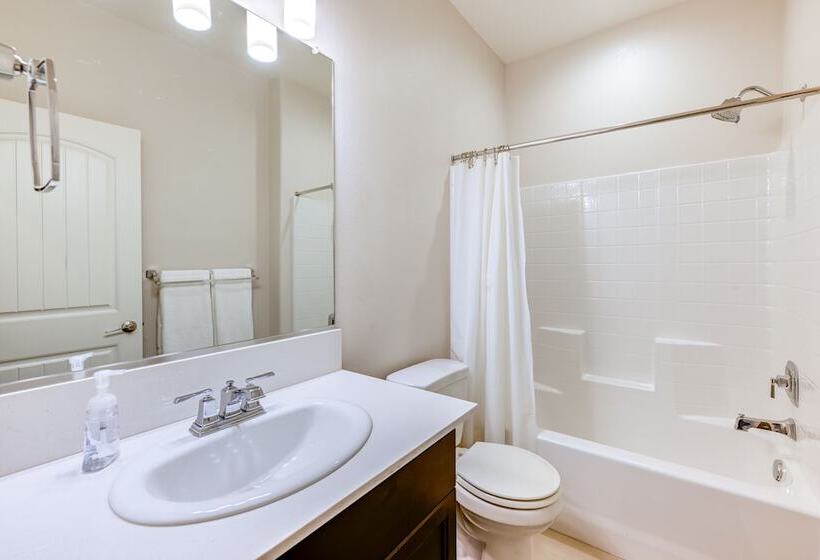 Pet Friendly Clovis Home   Near Mall & Waterpark!