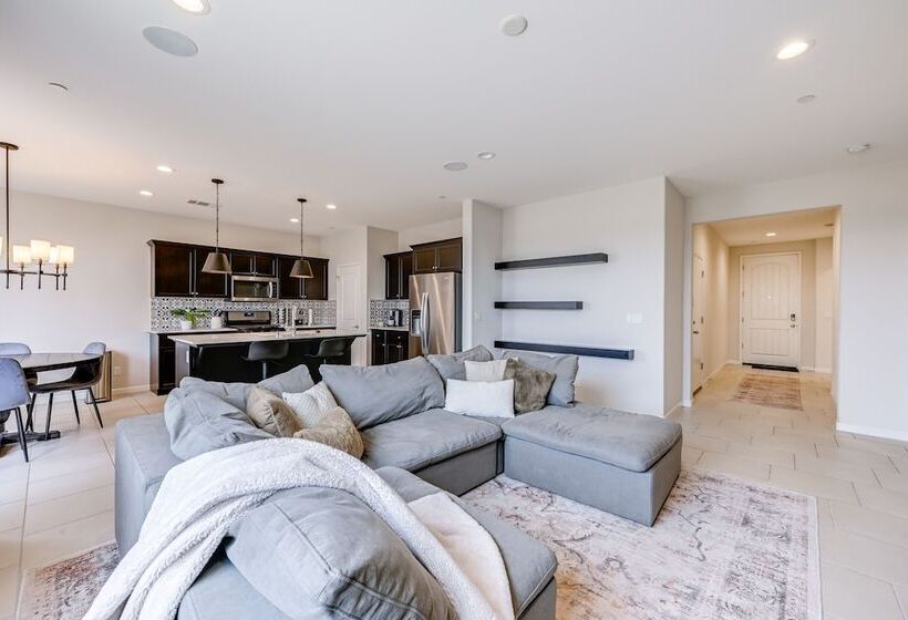 Pet Friendly Clovis Home   Near Mall & Waterpark!