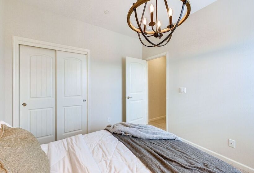 Pet Friendly Clovis Home   Near Mall & Waterpark!