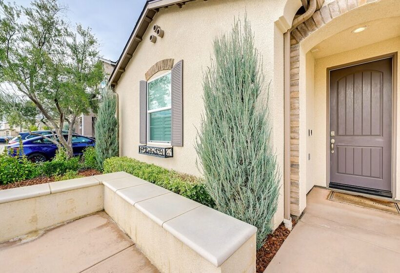 Pet Friendly Clovis Home   Near Mall & Waterpark!