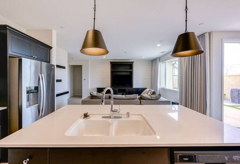 Pet Friendly Clovis Home   Near Mall & Waterpark!