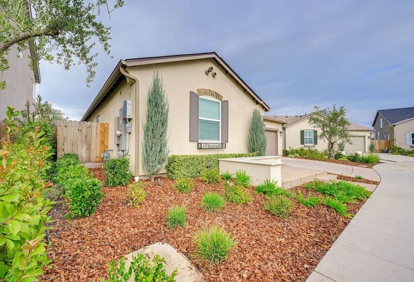 Pet Friendly Clovis Home   Near Mall & Waterpark!