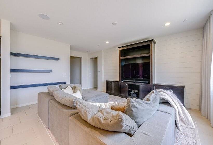 Pet Friendly Clovis Home   Near Mall & Waterpark!