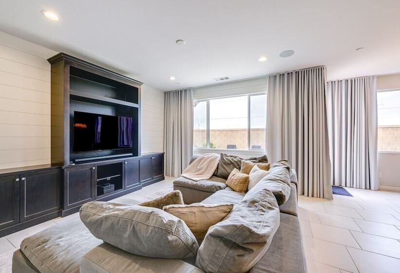 Pet Friendly Clovis Home   Near Mall & Waterpark!